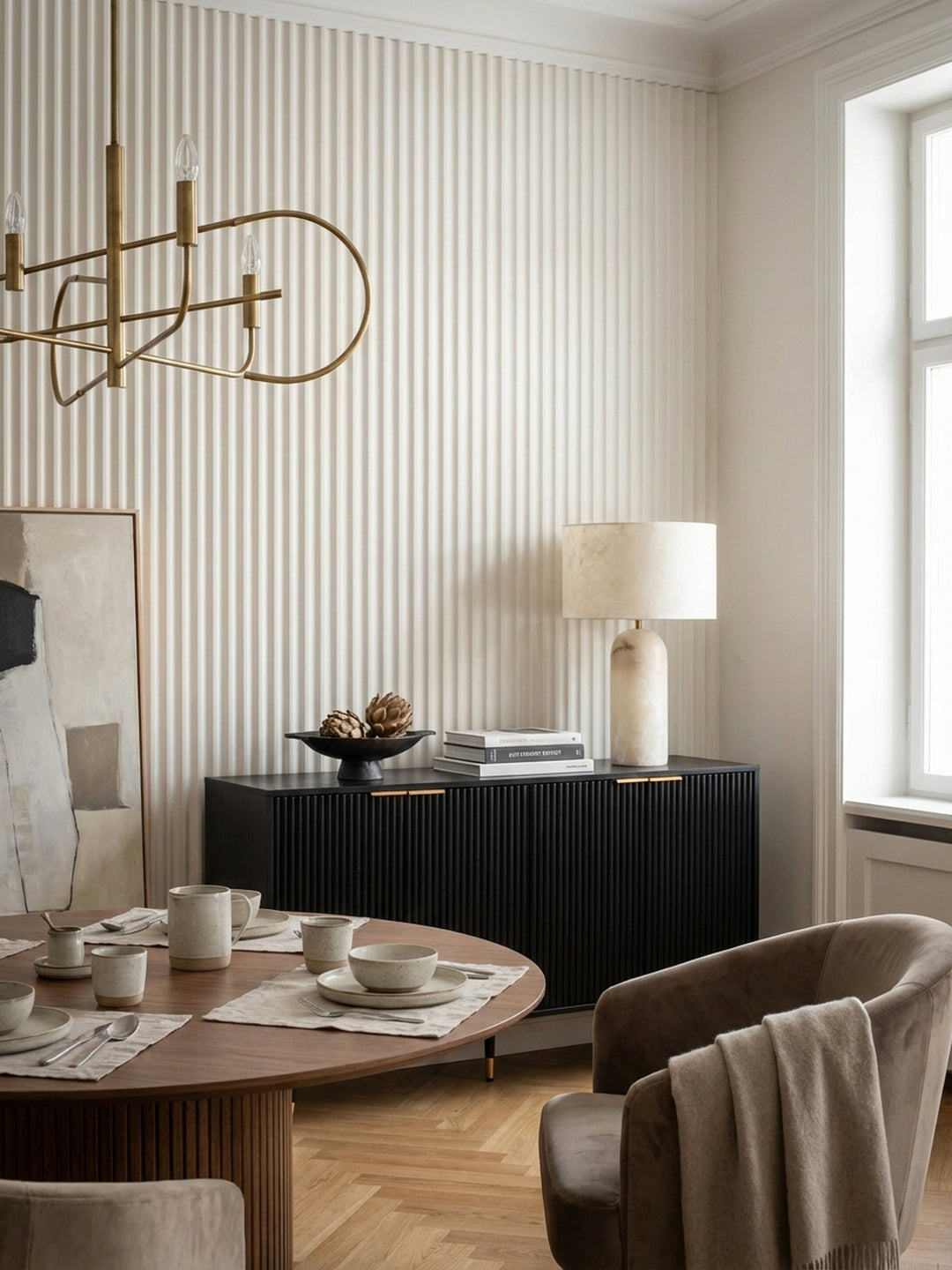 Detailaufnahme der schwarzen Eiche-Dekor Oberfläche des Sideboards, die feine Holzmaserung und die vertikale Rillenstruktur der Türen zeigend._
