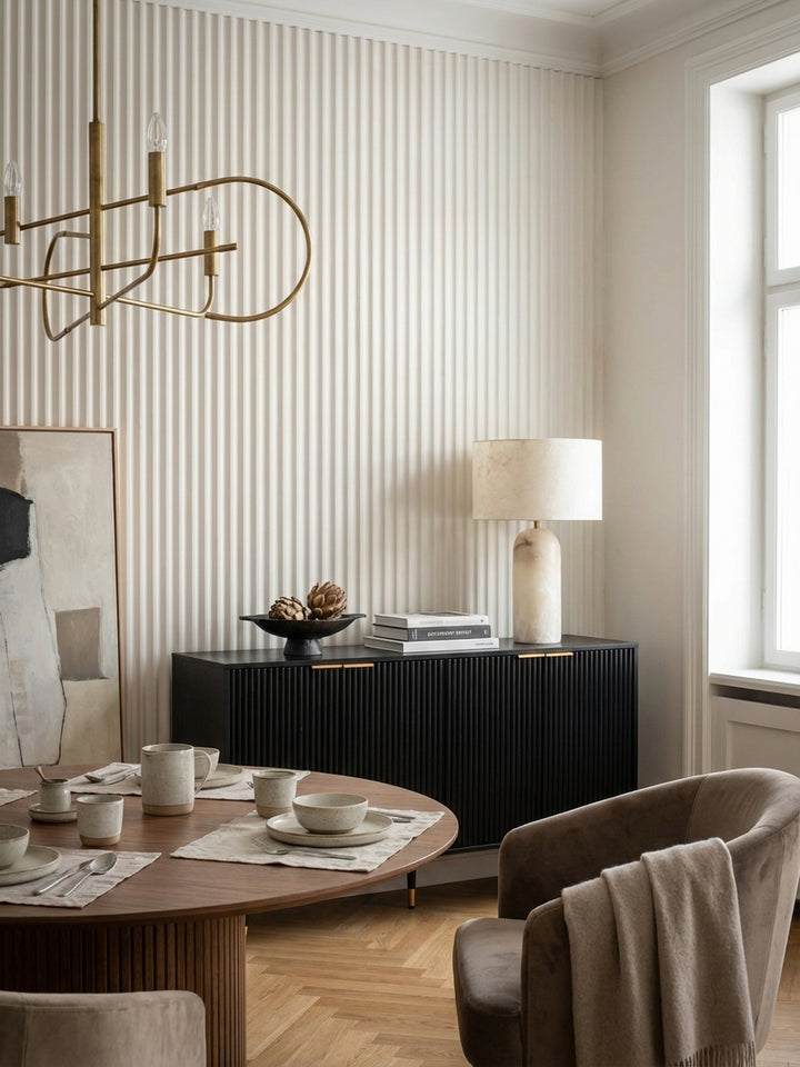 Detailaufnahme der schwarzen Eiche-Dekor Oberfläche des Sideboards, die feine Holzmaserung und die vertikale Rillenstruktur der Türen zeigend._