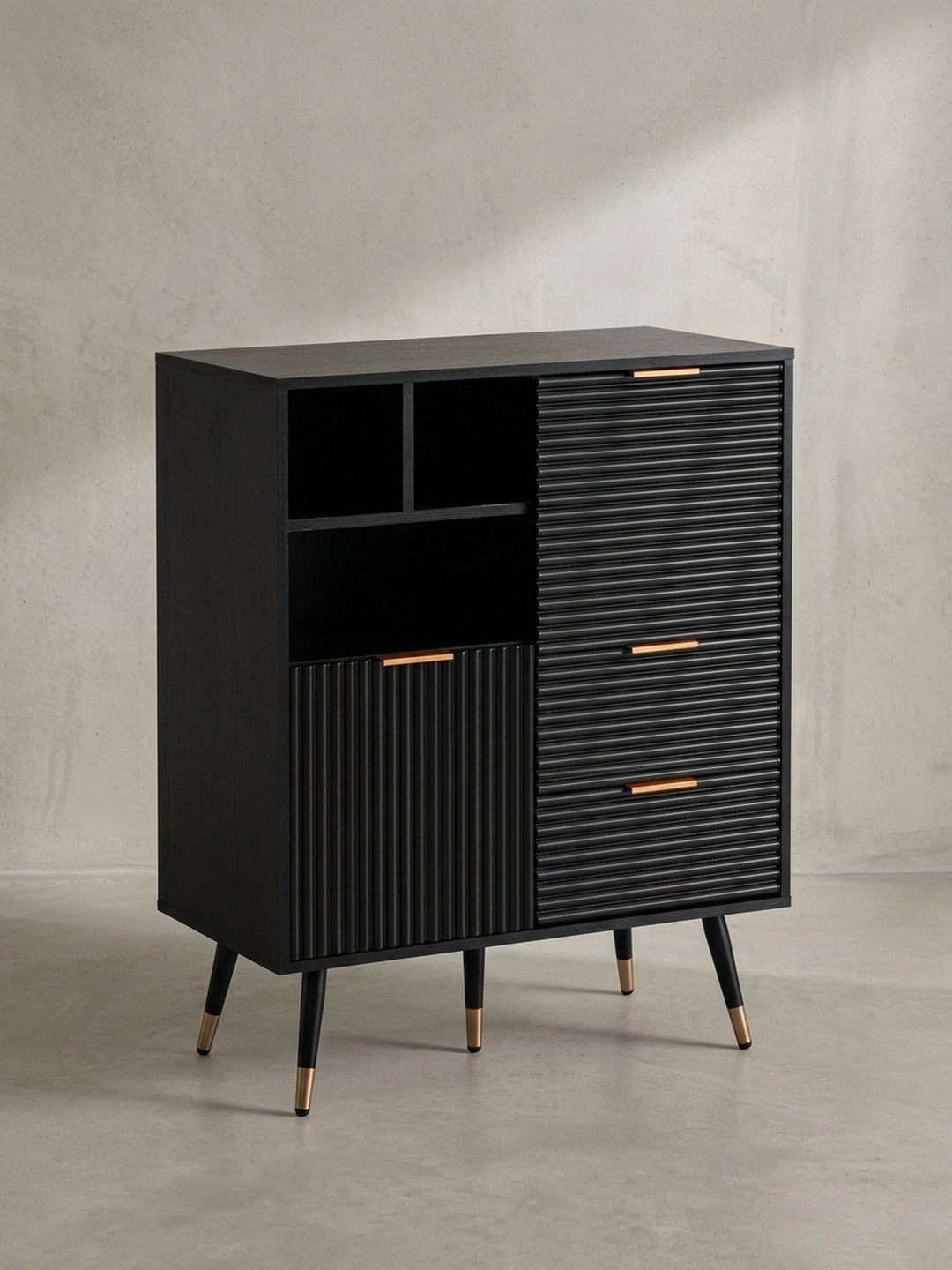 Gesamtüberblick über den Standschrank im Mid-Century-Stil, der die Kombination aus schwarzem Korpus, geriffelter Textur und goldfarbenen Details zusammenfasst._
