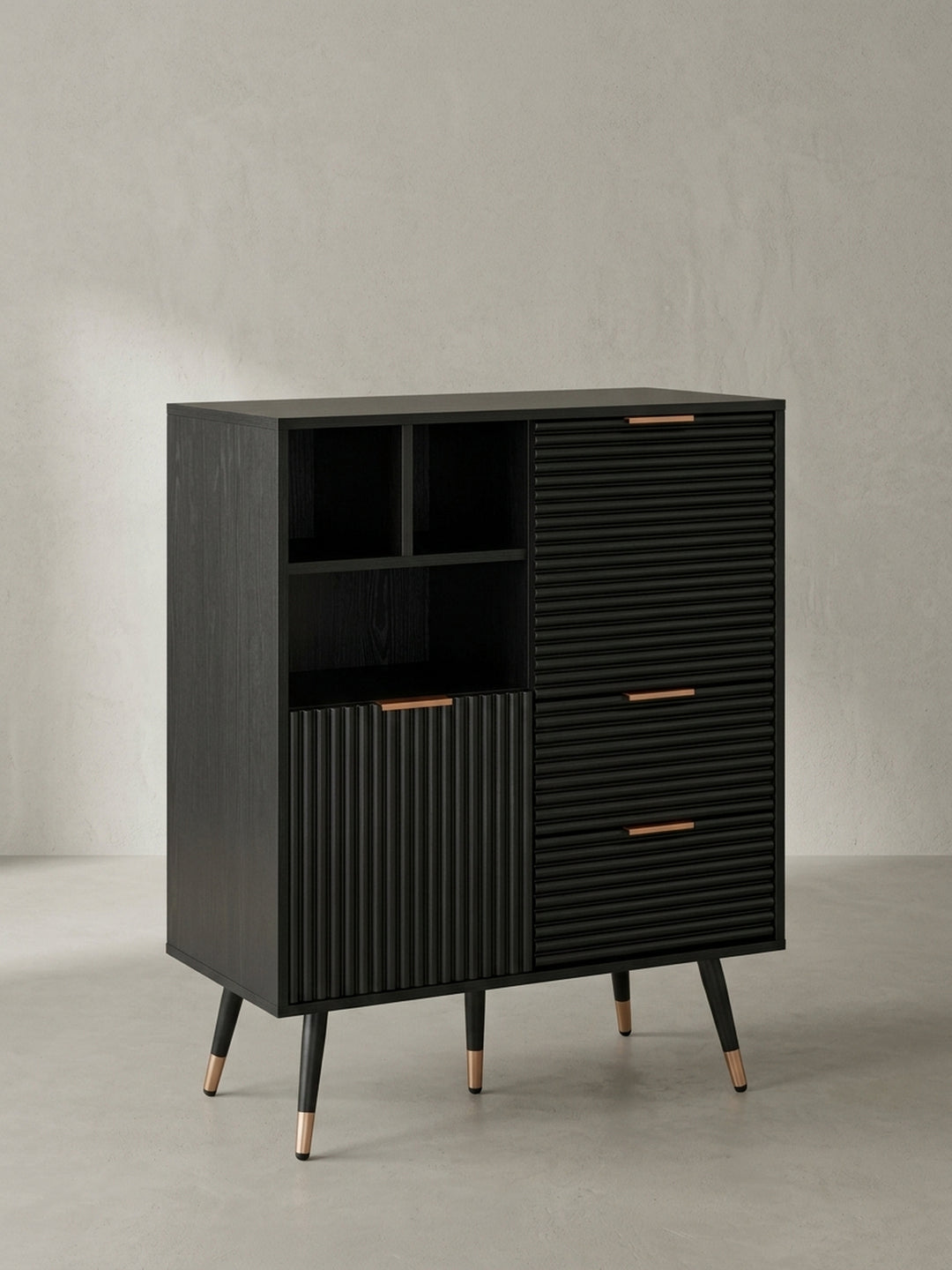 Das schwarze Sideboard in 77x97 cm aus der 3/4-Perspektive gezeigt, die Tiefe des Korpus und die strukturierten Fronten in Eiche-Optik sind gut sichtbar._