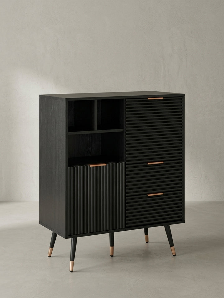 Das schwarze Sideboard in 77x97 cm aus der 3/4-Perspektive gezeigt, die Tiefe des Korpus und die strukturierten Fronten in Eiche-Optik sind gut sichtbar._