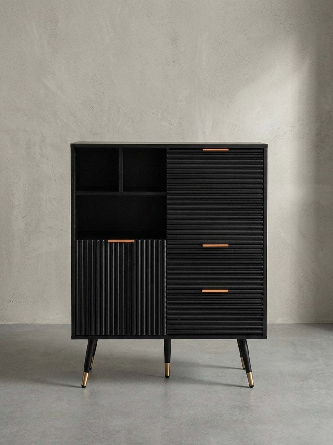 Seitenansicht des modernen Flurschranks, die schlanke Silhouette mit 40 cm Tiefe und die schräg gestellten Metallbeine mit Gold-Akzenten kommen zur Geltung._