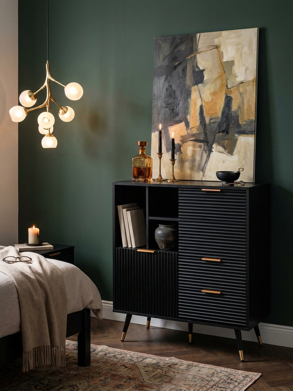 Nahaufnahme der schwarzen Eichenholz-Optik des Sideboards, die feine, matte Maserung und die präzise geriffelte Oberflächenstruktur der Tür sind deutlich zu erkennen._