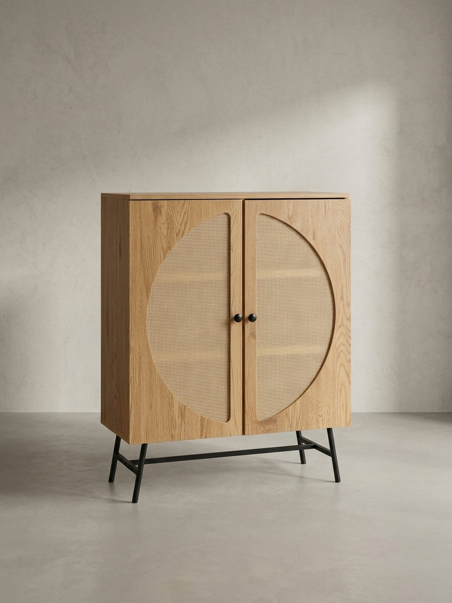 Schräge 3/4-Ansicht des modernen Highboards, die das schwarze Metallgestell und die Tiefe des Korpus zeigt._