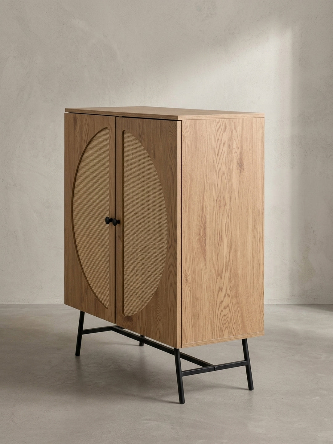 Perspektivische Ansicht des hohen Sideboards, die das Zusammenspiel von hellem Holzdekor und dem Wiener Geflecht betont._
