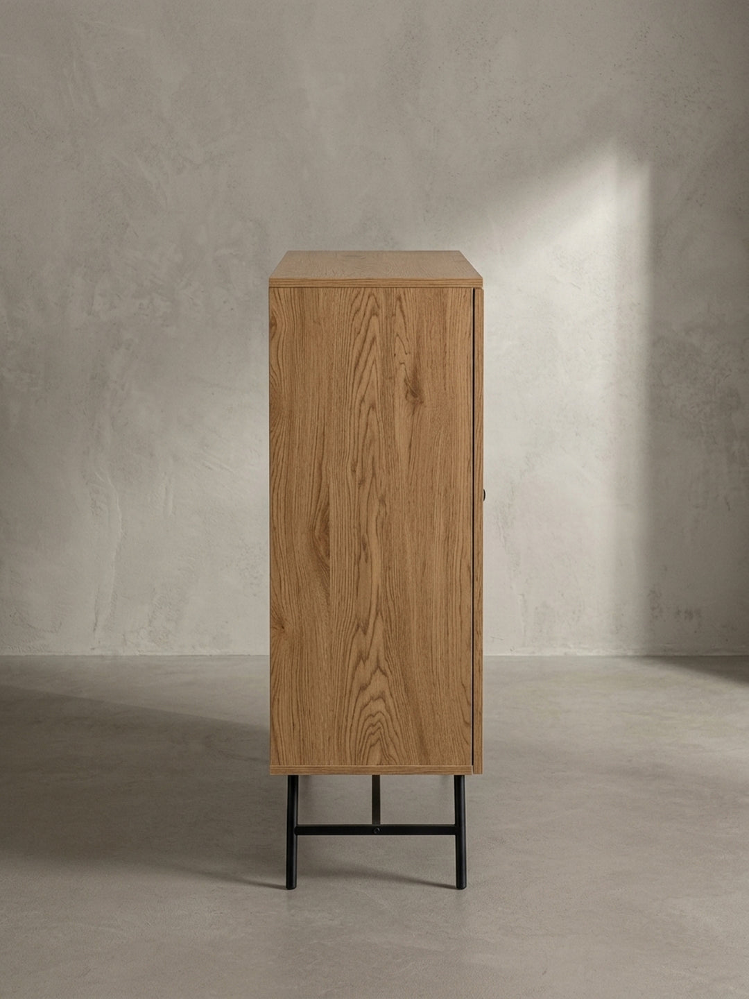 Gesamtansicht des Kommodenschranks, der als elegantes Stauraummöbel mit Eiche-Dekor und Rattan für den Flur oder das Wohnzimmer dient._