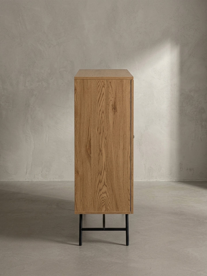 Gesamtansicht des Kommodenschranks, der als elegantes Stauraummöbel mit Eiche-Dekor und Rattan für den Flur oder das Wohnzimmer dient._