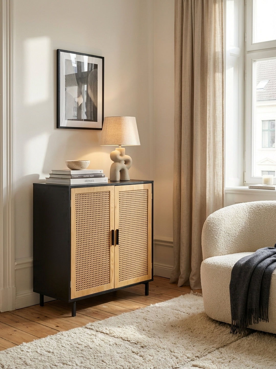 Detailaufnahme der texturierten Oberfläche des Wiener Geflechts aus Polyrattan an der Tür einer modernen Kommode._