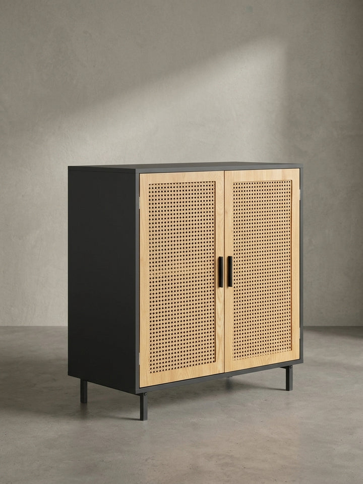 Seitenansicht des schwarzen Sideboards, die seine schlanke Silhouette und die Proportionen der pulverbeschichteten Eisenbeine hervorhebt._