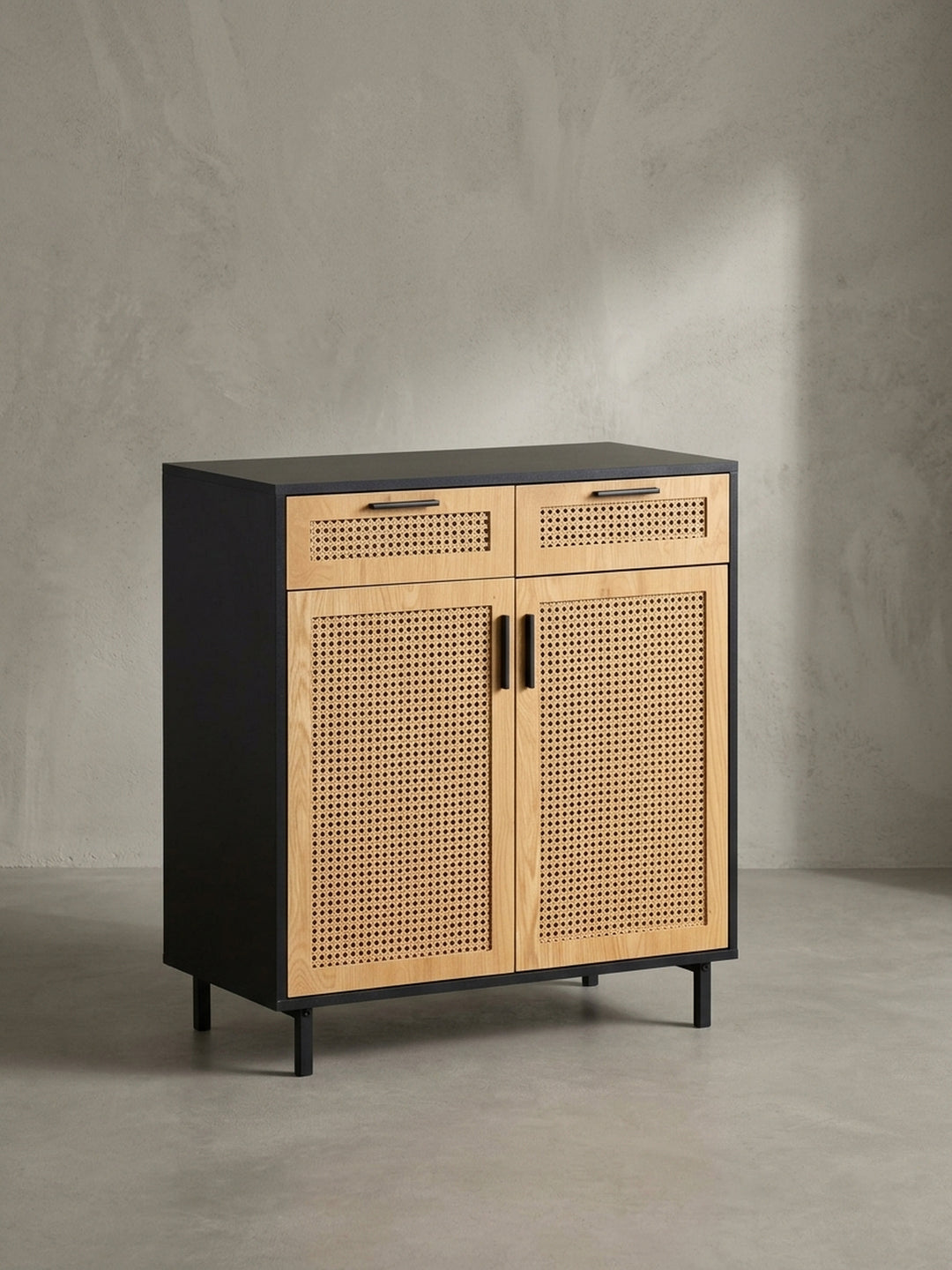 Gesamtüberblick über den Kommodenschrank, der den stilvollen Materialmix aus schwarzem Korpus, Rattan und hellem Eiche-Dekor zusammenfassend präsentiert._