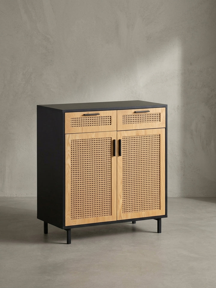 Gesamtüberblick über den Kommodenschrank, der den stilvollen Materialmix aus schwarzem Korpus, Rattan und hellem Eiche-Dekor zusammenfassend präsentiert._