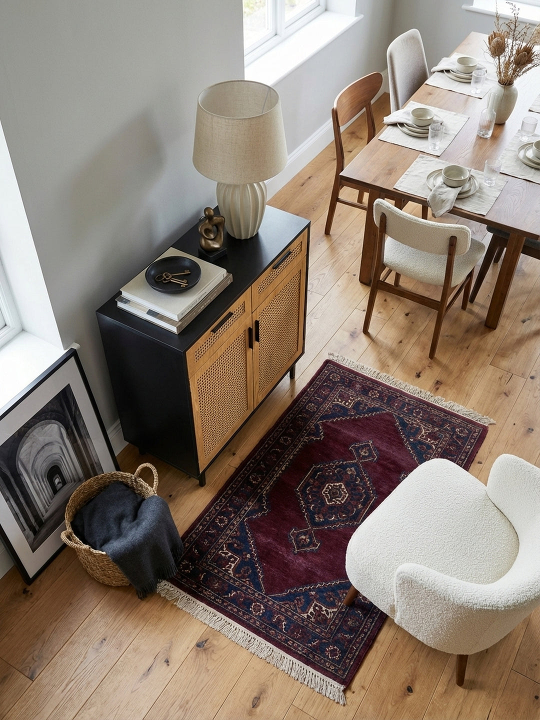 Draufsicht auf die Kommode mit Eiche-Fronten im Wohnzimmer, arrangiert mit einer Stehlampe und einem Trockenblumenstrauß für eine harmonische Raumeinrichtung._