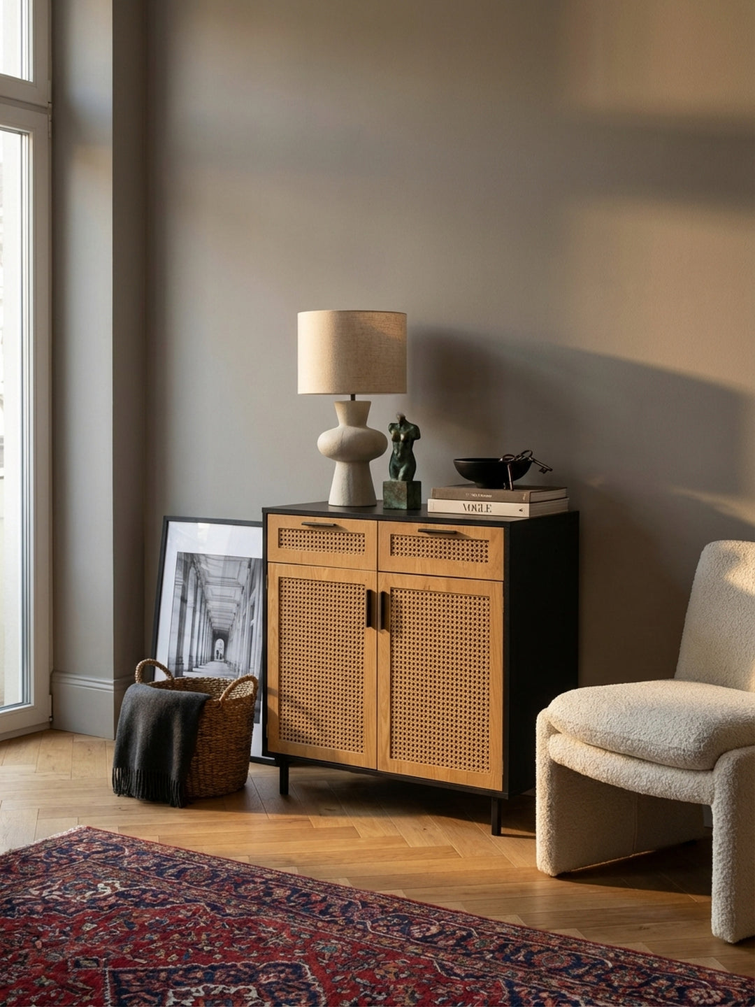 Detailaufnahme des handwerklich anmutenden Wiener Geflechts aus Polyrattan an der Schubladenfront des Sideboards, das eine natürliche Textur verleiht._
