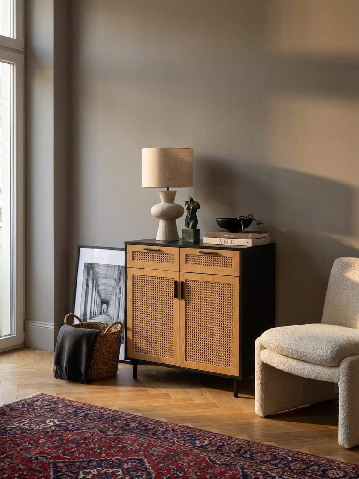 Detailaufnahme des handwerklich anmutenden Wiener Geflechts aus Polyrattan an der Schubladenfront des Sideboards, das eine natürliche Textur verleiht._