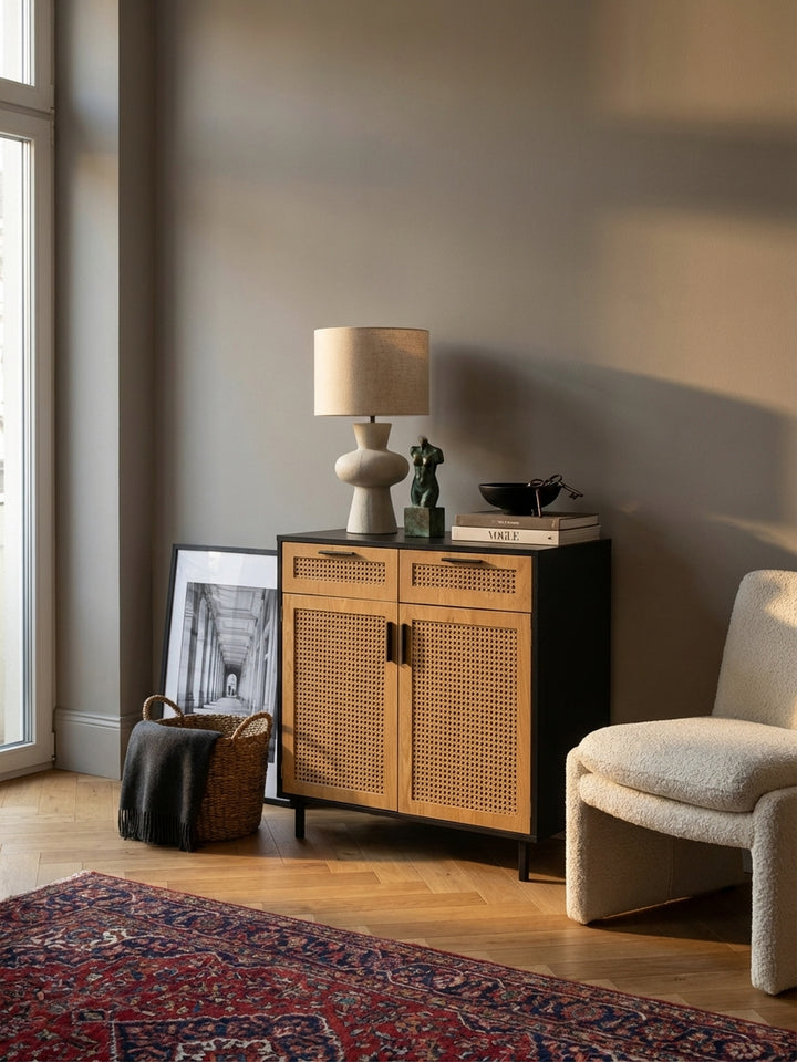 Detailaufnahme des handwerklich anmutenden Wiener Geflechts aus Polyrattan an der Schubladenfront des Sideboards, das eine natürliche Textur verleiht._
