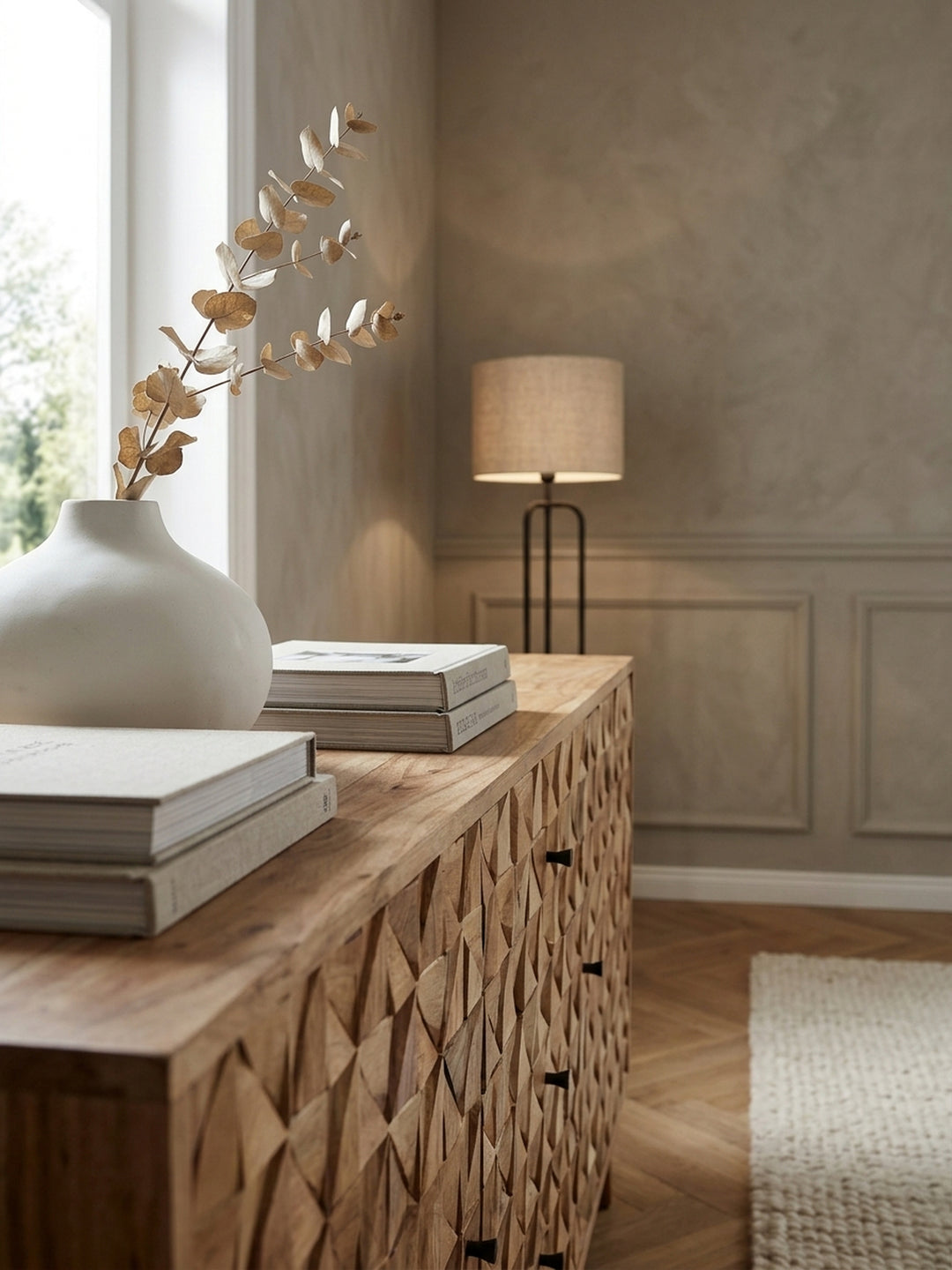 Nahaufnahme der strukturierten 3D-Front des Massivholz-Sideboards. Die kleinen Holzdreiecke aus naturfarbener Akazie zeigen eine lebhafte Maserung und feine Verarbeitung._