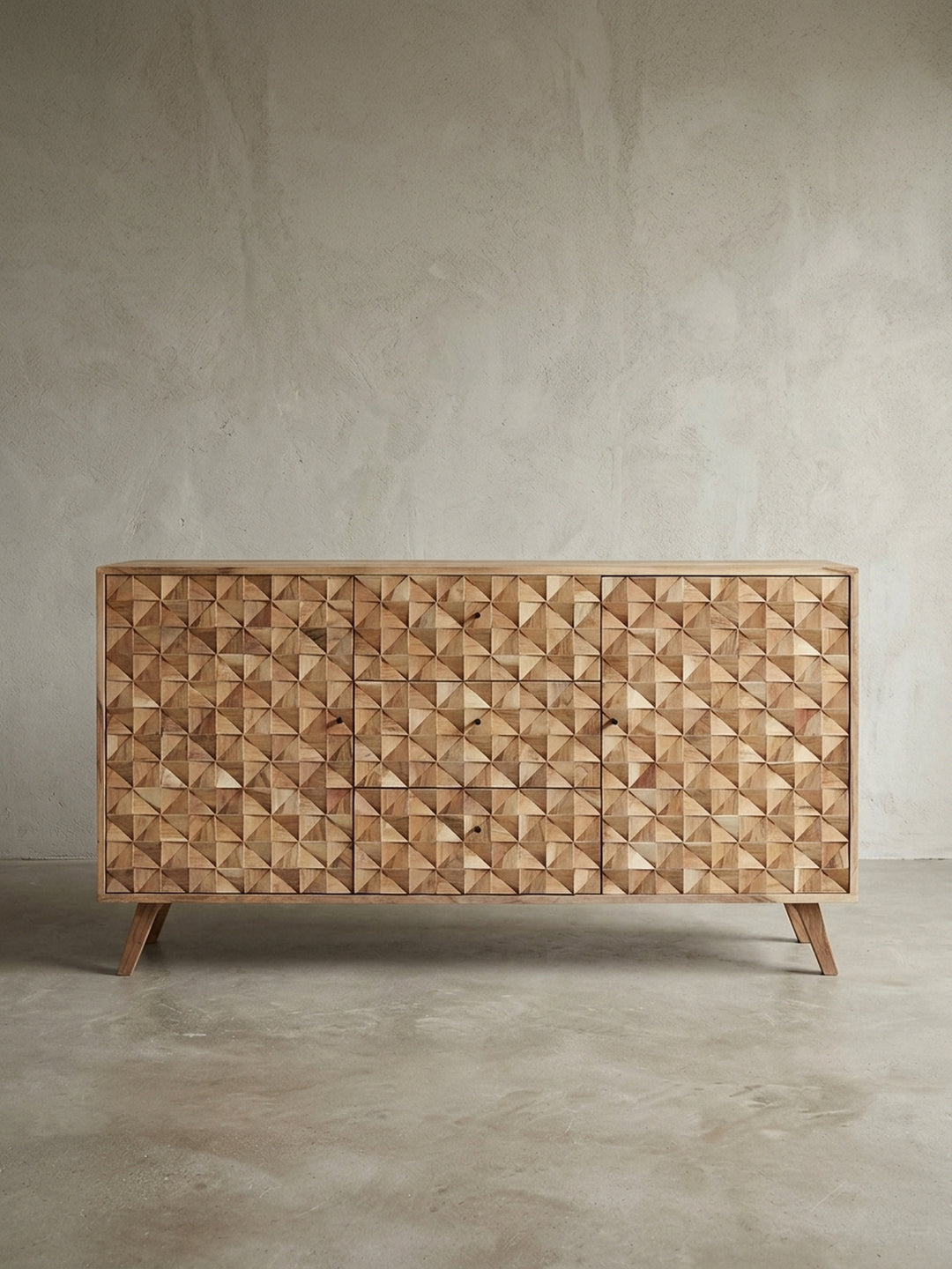 Rechteckige Anrichte aus Akazienholz in Frontalansicht. Das 140cm breite Möbelstück besticht durch ein aufwendiges Pyramidenmuster und konisch zulaufende Beine im Retro-Design._