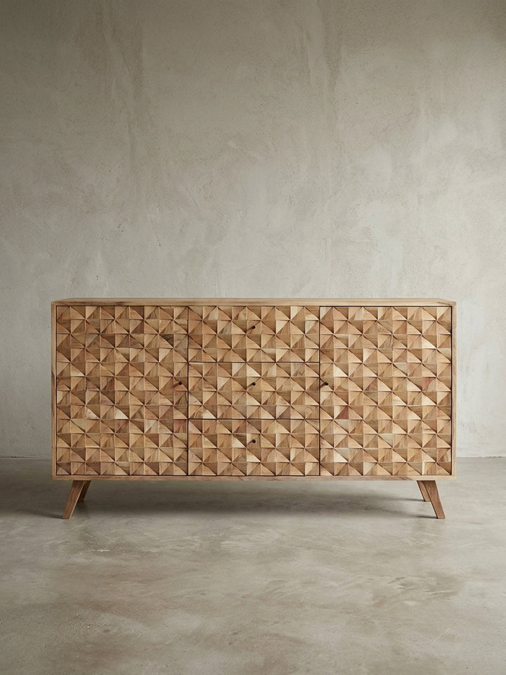 Rechteckige Anrichte aus Akazienholz in Frontalansicht. Das 140cm breite Möbelstück besticht durch ein aufwendiges Pyramidenmuster und konisch zulaufende Beine im Retro-Design._