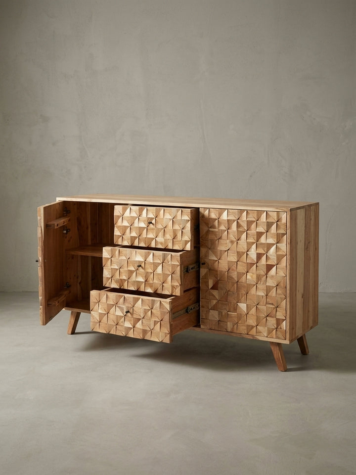 Alternativer Blickwinkel auf die geräumige Schubladenkommode mit 140x79 cm. Das Zusammenspiel von geraden Linien und der strukturierten Holzfront macht sie zum Blickfang im Raum._