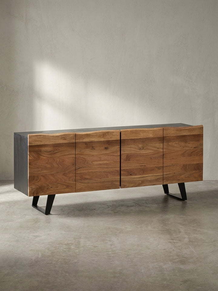 Frontansicht des Sideboards mit vier Türen aus Akazie Massivholz und Baumkante, stehend auf schwarzen Metallbeinen, freigestellt vor neutralem Hintergrund._