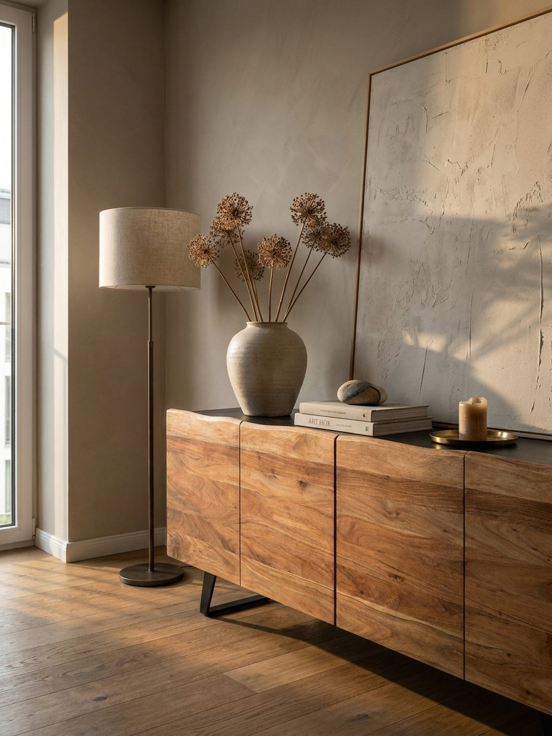 Nahaufnahme der lebhaften Maserung des Akazie Massivholzes an den Türen des Sideboards, die natürliche Baumkante hebt die organische Textur hervor._