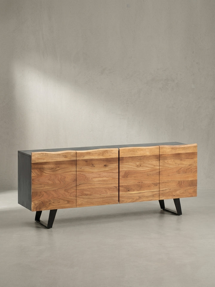 Design-Sideboard als Flurschrank, das massive Akazie mit industriellen schwarzen Metallelementen in einem modernen und funktionalen Möbelstück vereint._