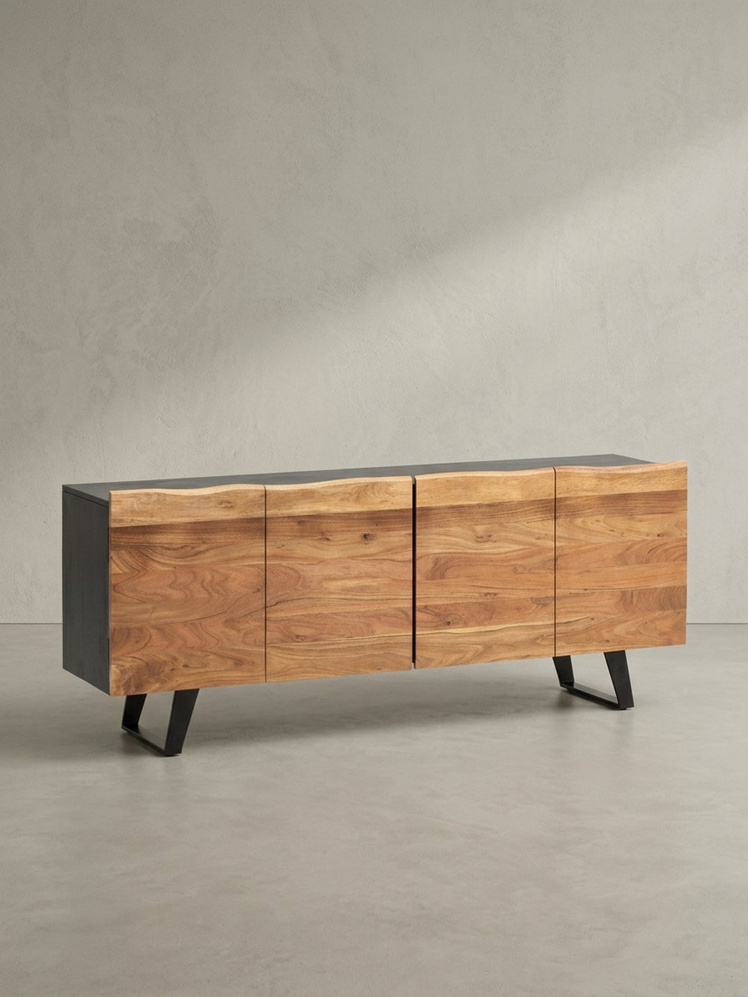 Seitenansicht der Kommode aus Massivholz, die die schlanke Silhouette und die Tiefe von 45 cm sowie das Design der abgewinkelten Metallbeine verdeutlicht._