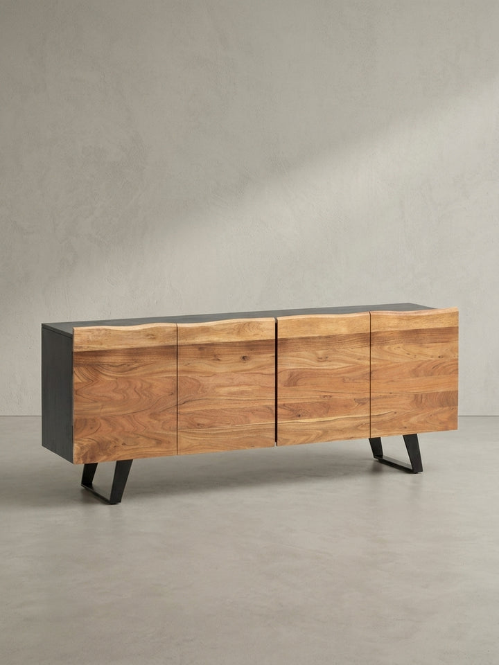 Seitenansicht der Kommode aus Massivholz, die die schlanke Silhouette und die Tiefe von 45 cm sowie das Design der abgewinkelten Metallbeine verdeutlicht._