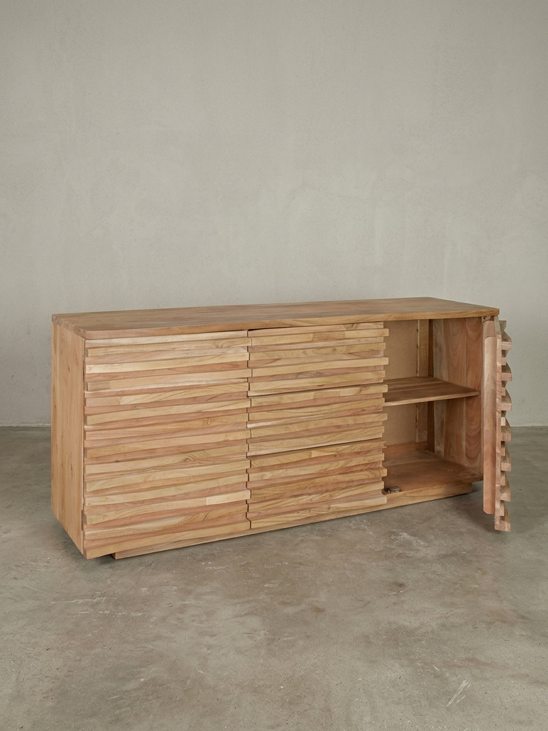 Vorderansicht des massiven Akazien-Sideboards (160x75x43 cm) auf weißem Hintergrund. Die Anrichte im Natur-Look besticht durch drei mittige Schubladen und zwei seitliche Schranktüren._
