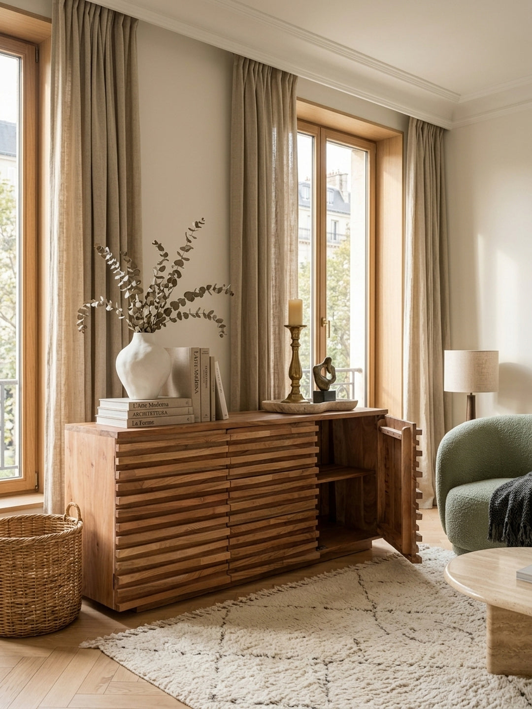 Draufsicht auf das Akazienholz Sideboard im Esszimmer. Die strukturierte Oberfläche der Holzanrichte und die großzügigen Maße von 160x43 cm bieten ideale Ablagefläche für Kunstobjekte._