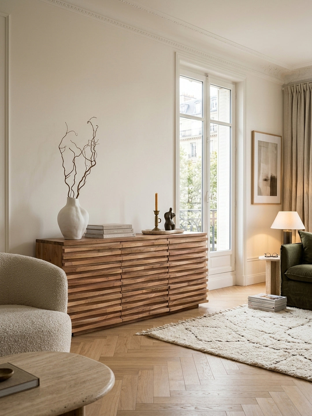 Massivholz Sideboard Akazie Natur (160x75x43 cm) im eleganten Wohnzimmer. Die markante 3D-Wellenfront der Kommode harmoniert perfekt mit warmem Off-White und dezentem Fischgrätparkett._