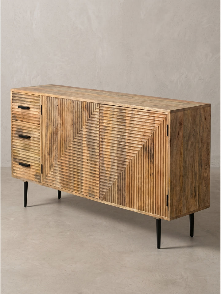 Nahaufnahme der Kantenverarbeitung und der Schubladenführung beim Sideboard aus natürlichem Mangoholz_