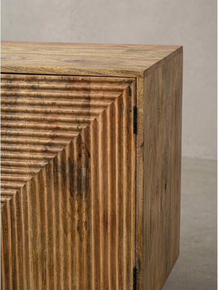 Frontansicht des Holz Sideboards 160cm Breite mit geometrischem Frontdesign freigestellt auf neutralem Grund_