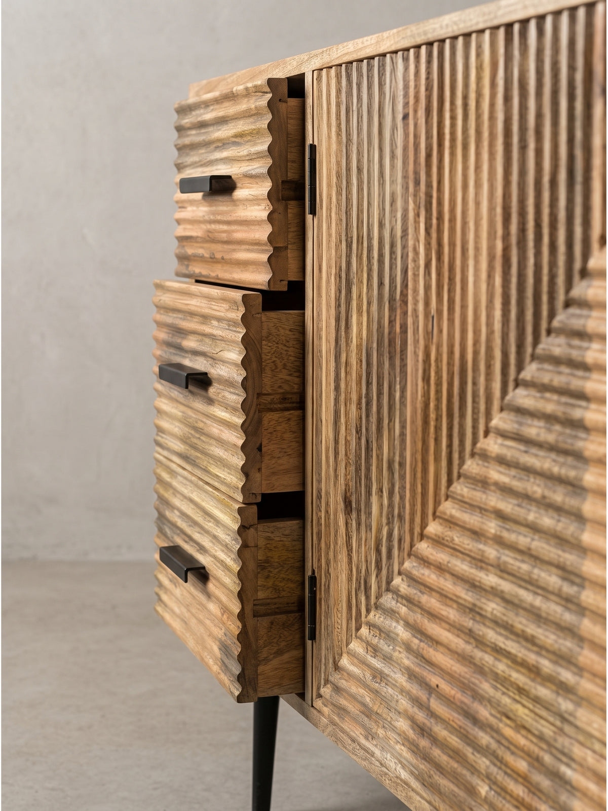 Design Sideboard aus Holz und Metall in Komplettansicht, ideal für Esszimmer, Flur oder modernen Wohnbereich