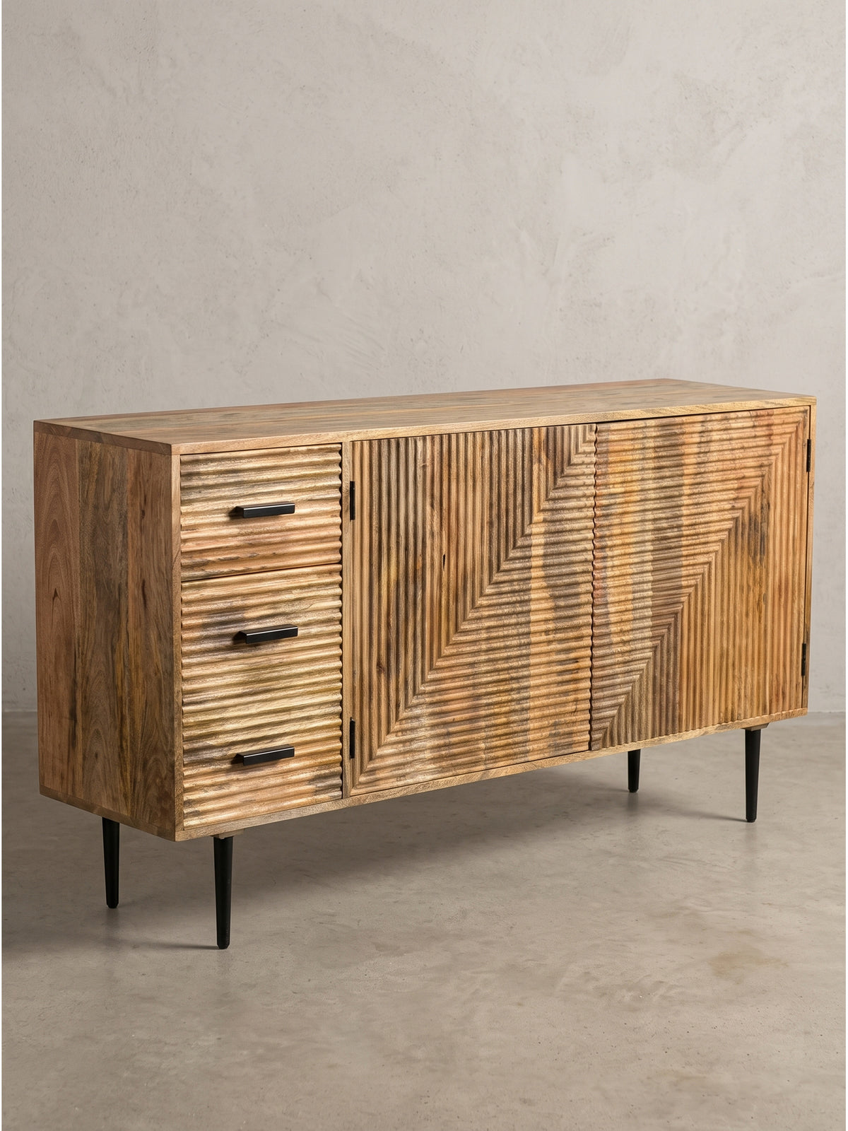 Modernes Sideboard aus massivem Mangoholz 160x86 cm mit zwei Türen und drei Schubladen auf weißem Hintergrund_