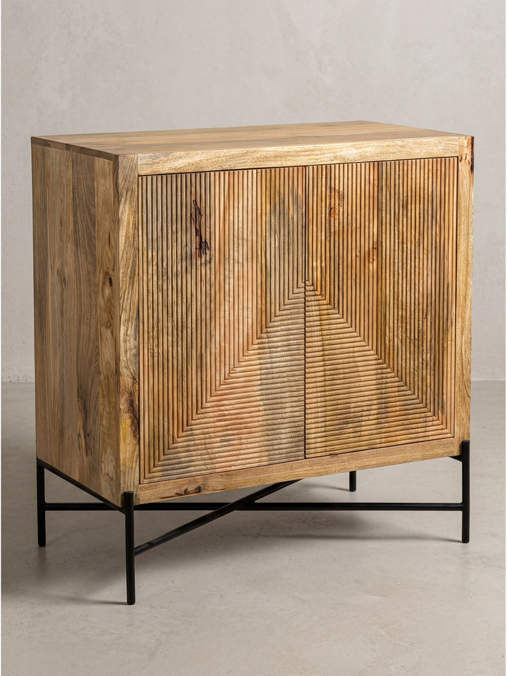 Vorderansicht des kompakten Sideboards 91x50 cm aus Mangoholz mit zwei grifflosen Türen und schwarzem Metallgestell_