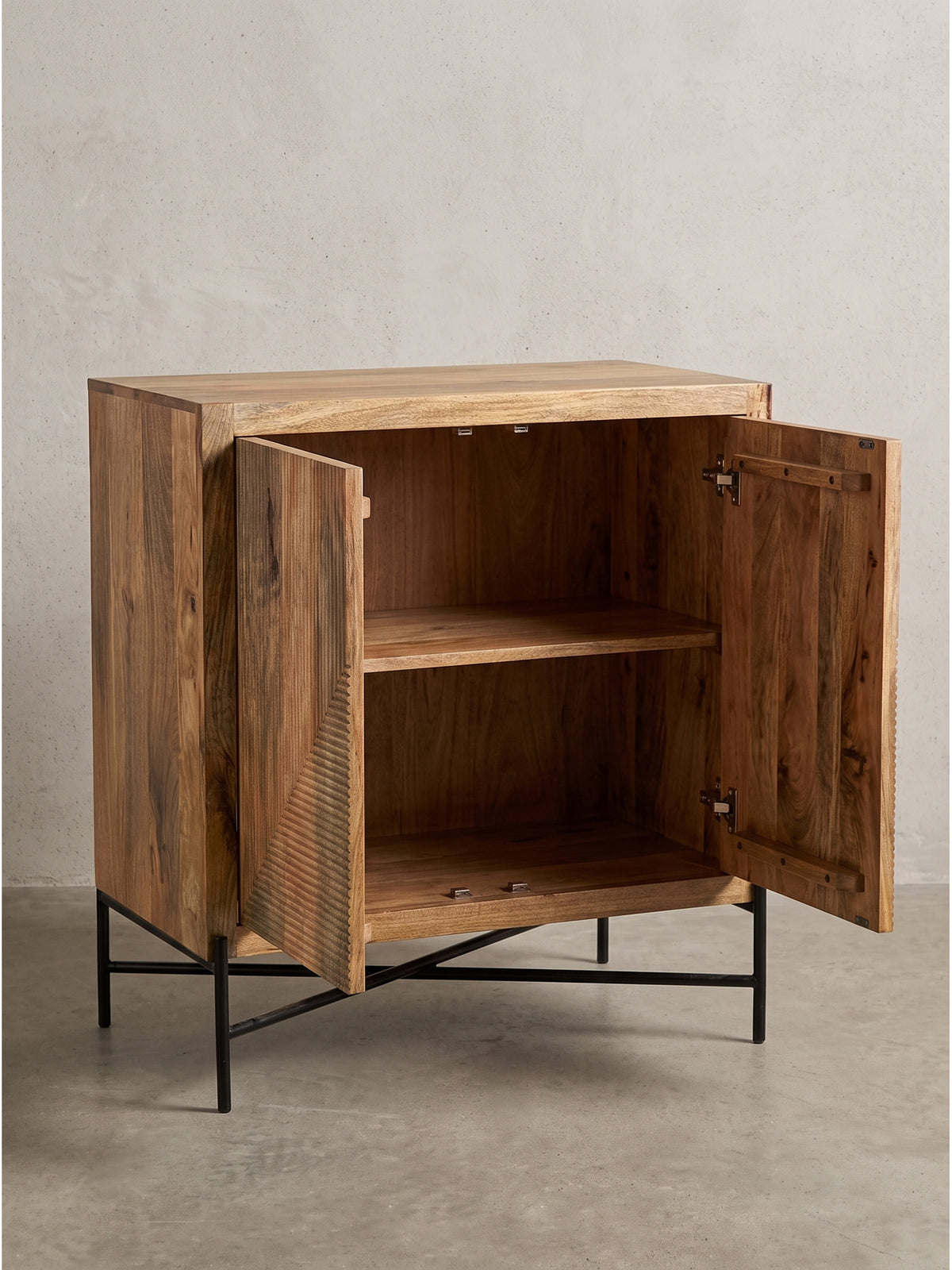 Die natürliche, warme Holzmaserung des Mangoholzes kommt auf der strukturierten Front dieses Design-Sideboards voll zur Geltung