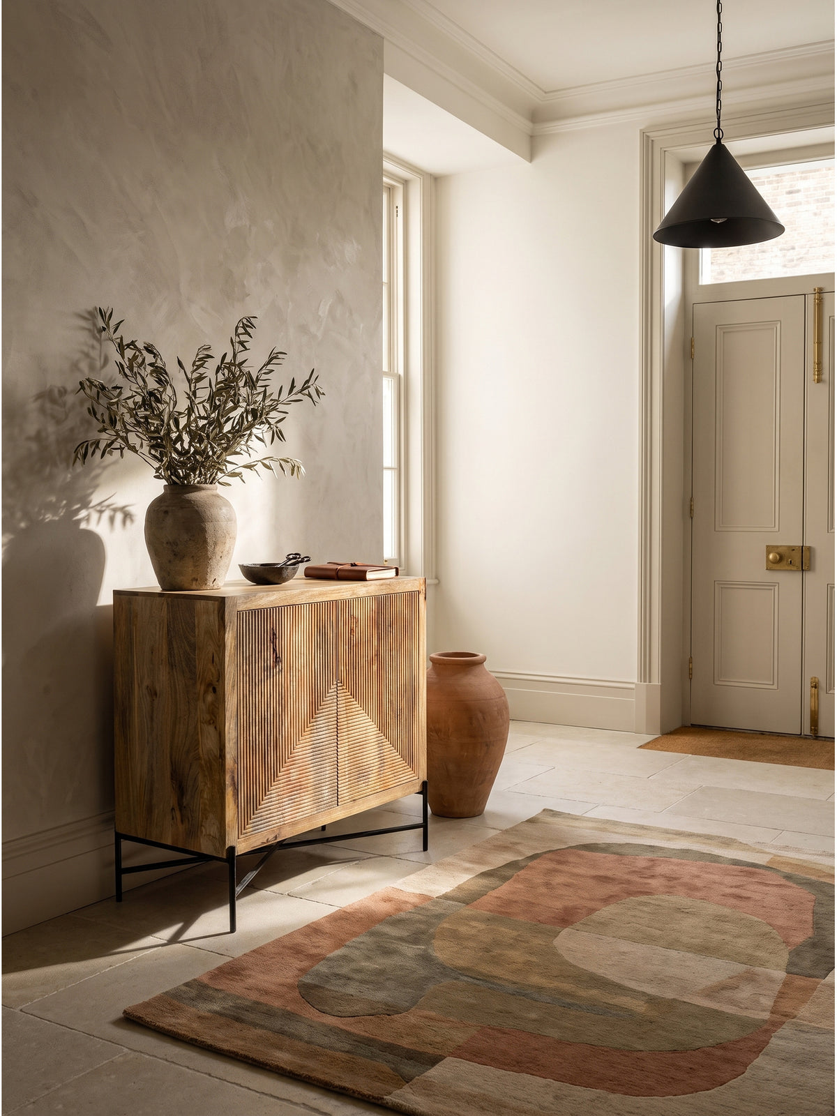 Sideboard aus Mango Massivholz 91x96 cm im eleganten Flur vor einer sanften Kalkputz Wand mit bronzenen Wandleuchten_