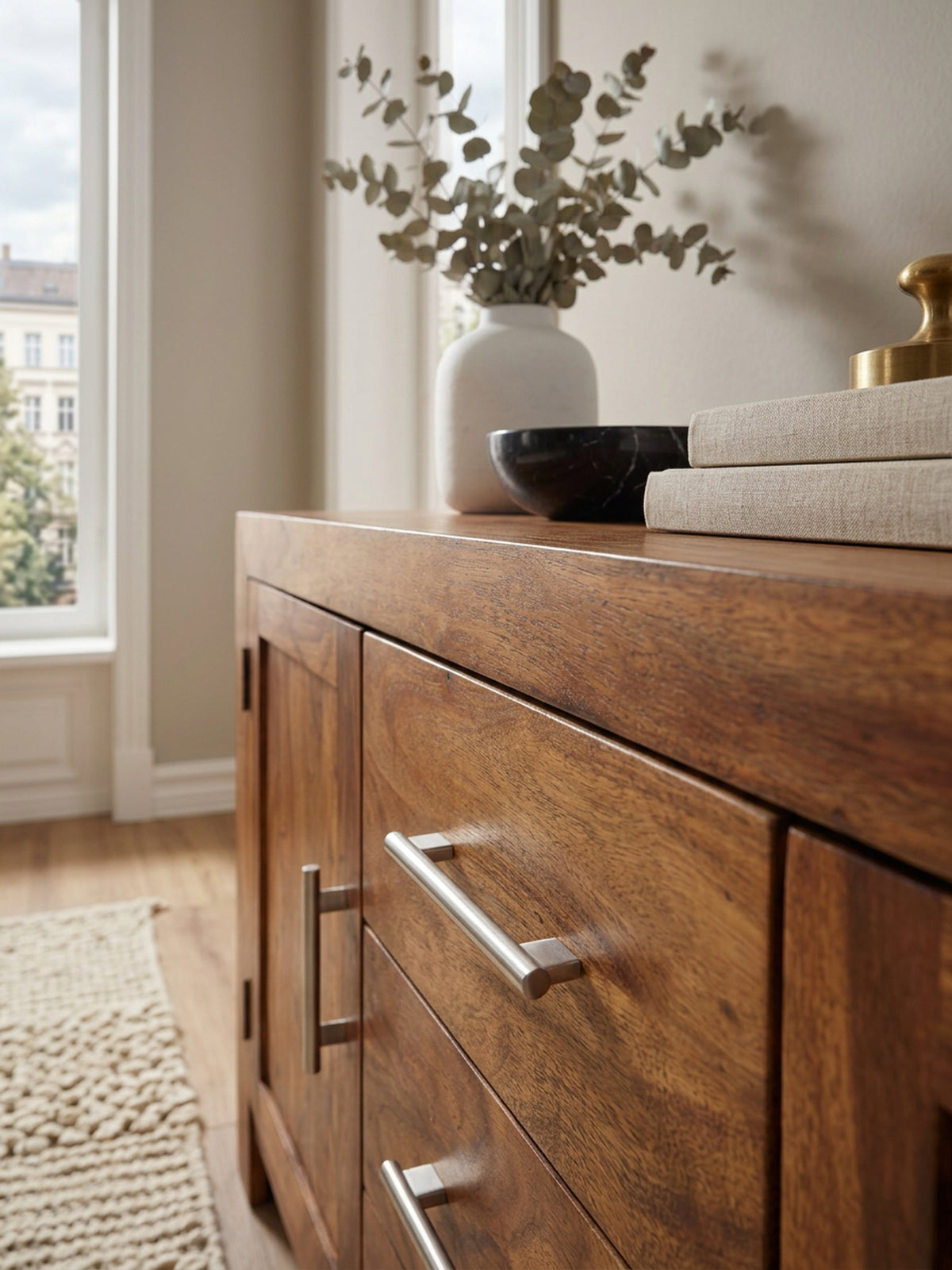 Elegantes Sideboard Sheesham_ 3 Schubladen_ 2 Türen_ Landhaus-Stil - KADIMA DESIGN_Größe_ 118x40x70 cm_