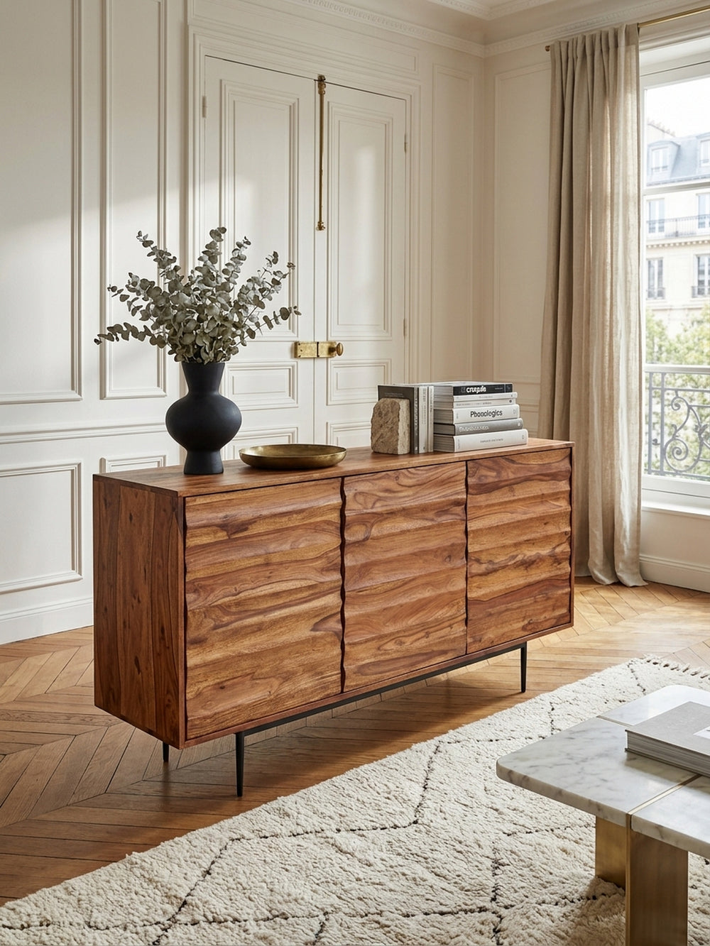Draufsicht auf das braune Sheeshamholz Sideboard im exklusiven Interior. Die 41 cm tiefe Ablagefläche der Holzkommode bietet Platz für skulpturale Vasen und edle Kunstbildbände._