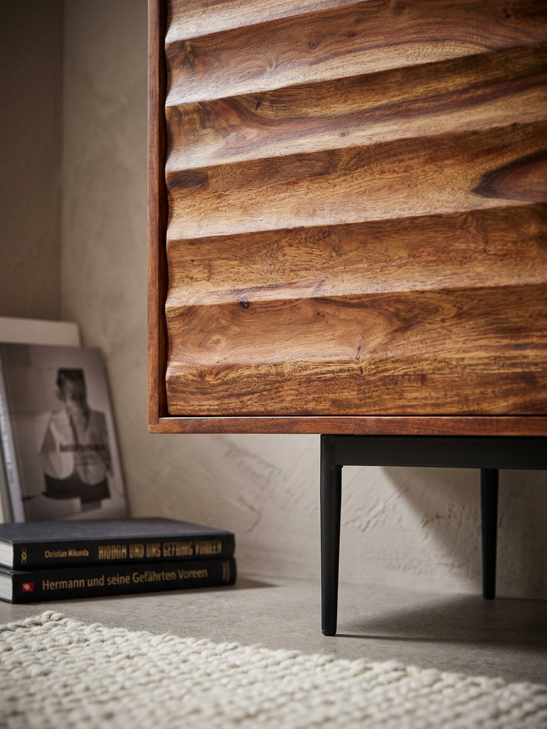 Nahaufnahme der markanten Holzmaserung des Sheesham Sideboards. Die horizontal gewellte 3D-Struktur der massiven Holztüren zeigt warme Brauntöne und präzise handwerkliche Verarbeitung._