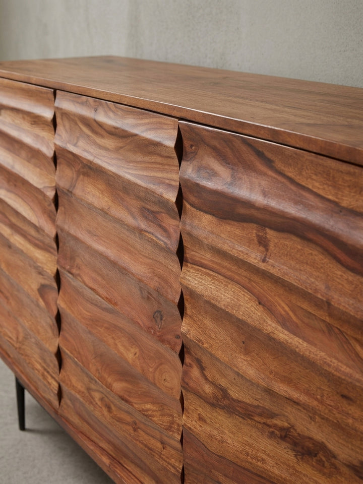 Makro-Detail der grifflosen Türfuge des Sheesham Sideboards. Das lackierte Naturholz zeigt eindrucksvolle Farbnuancen und unterstreicht die hochwertige Qualität des Standschranks._