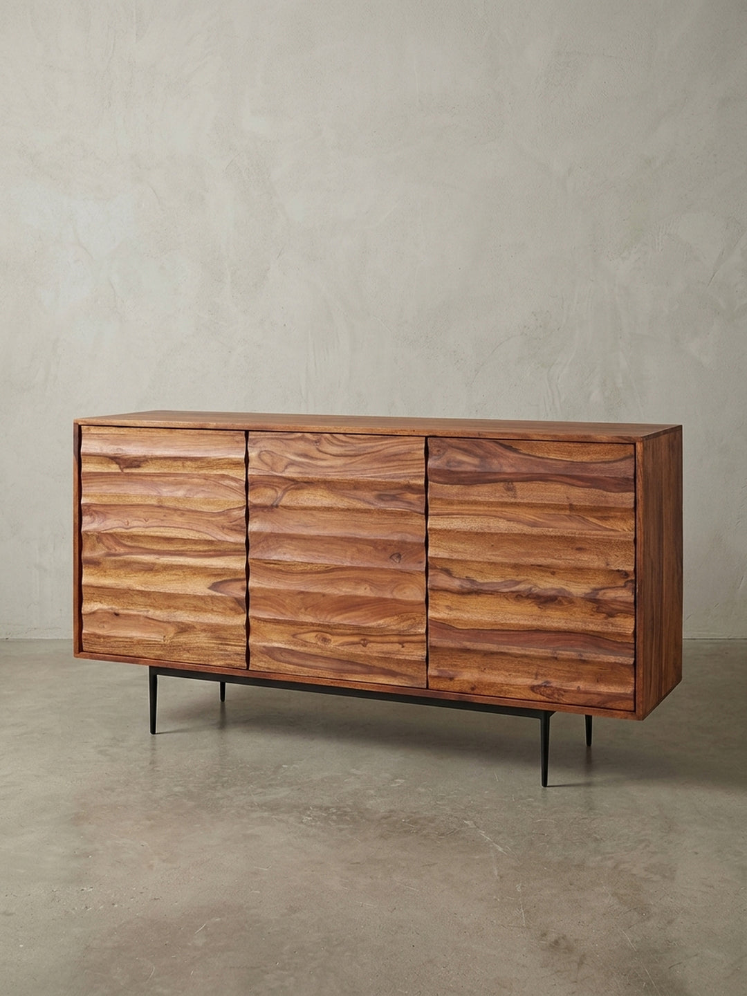 Gesamtübersicht der eleganten Landhaus Kommode. Das moderne Sideboard aus massivem Sheeshamholz kombiniert großzügigen Stauraum mit einem außergewöhnlichen, skulpturalen Frontdesign._