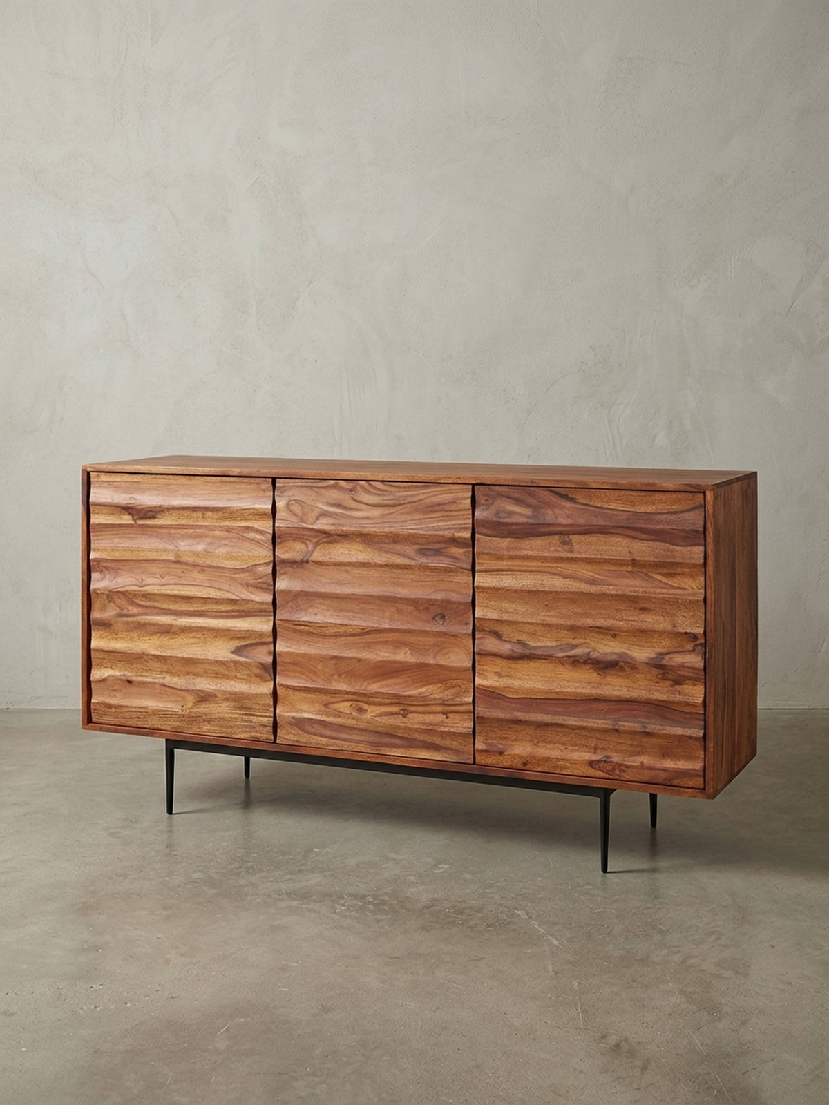 Gesamtübersicht der eleganten Landhaus Kommode. Das moderne Sideboard aus massivem Sheeshamholz kombiniert großzügigen Stauraum mit einem außergewöhnlichen, skulpturalen Frontdesign._