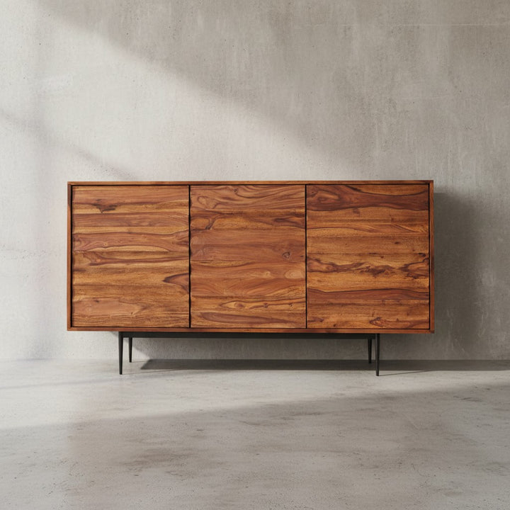 Charmantes Sheesham Sideboard_ 150 cm Breit_ 3 Türen_ Ideal für moderne Wohnräume - KADIMA DESIGN_Größe_ 150x41x81 cm_