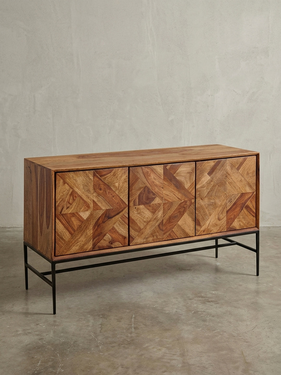 Sideboard aus Massivholz in der 3/4-Ansicht, die die Tiefe von 45 cm und die filigranen Metallbeine des modernen Kommodenschranks hervorhebt._