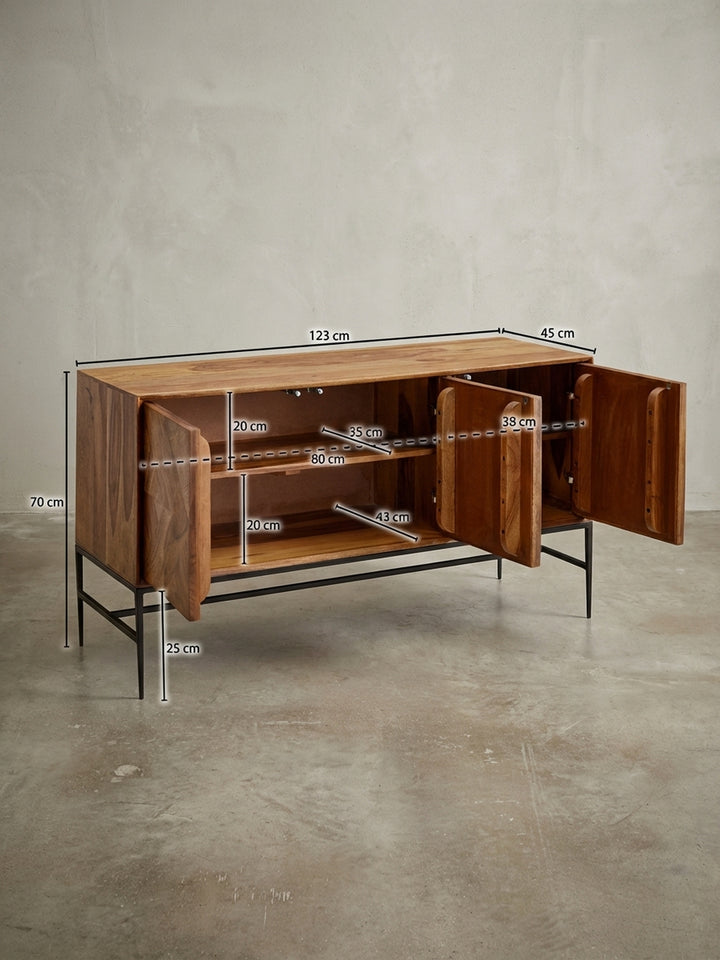 Technisches Maßbild des Sideboards mit genauen Abmessungen: Breite 123 cm, Höhe 70 cm, Tiefe 45 cm und Innenfächer für die Raumplanung._