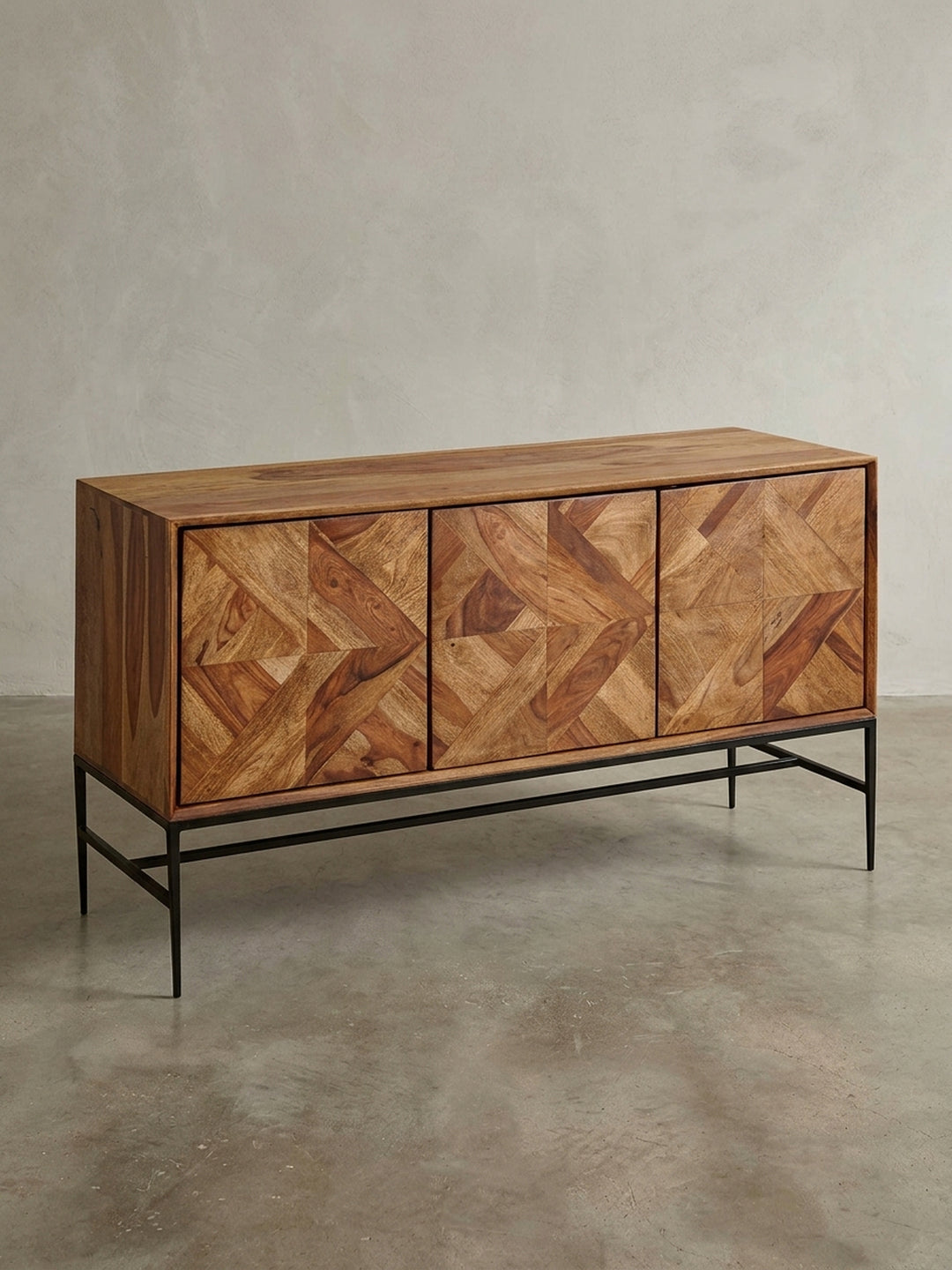 Industrial Kommode 123 cm breit aus Sheesham-Holz mit schwarzem Metallgestell, Frontansicht auf weißem Hintergrund, die das symmetrische Design zeigt._