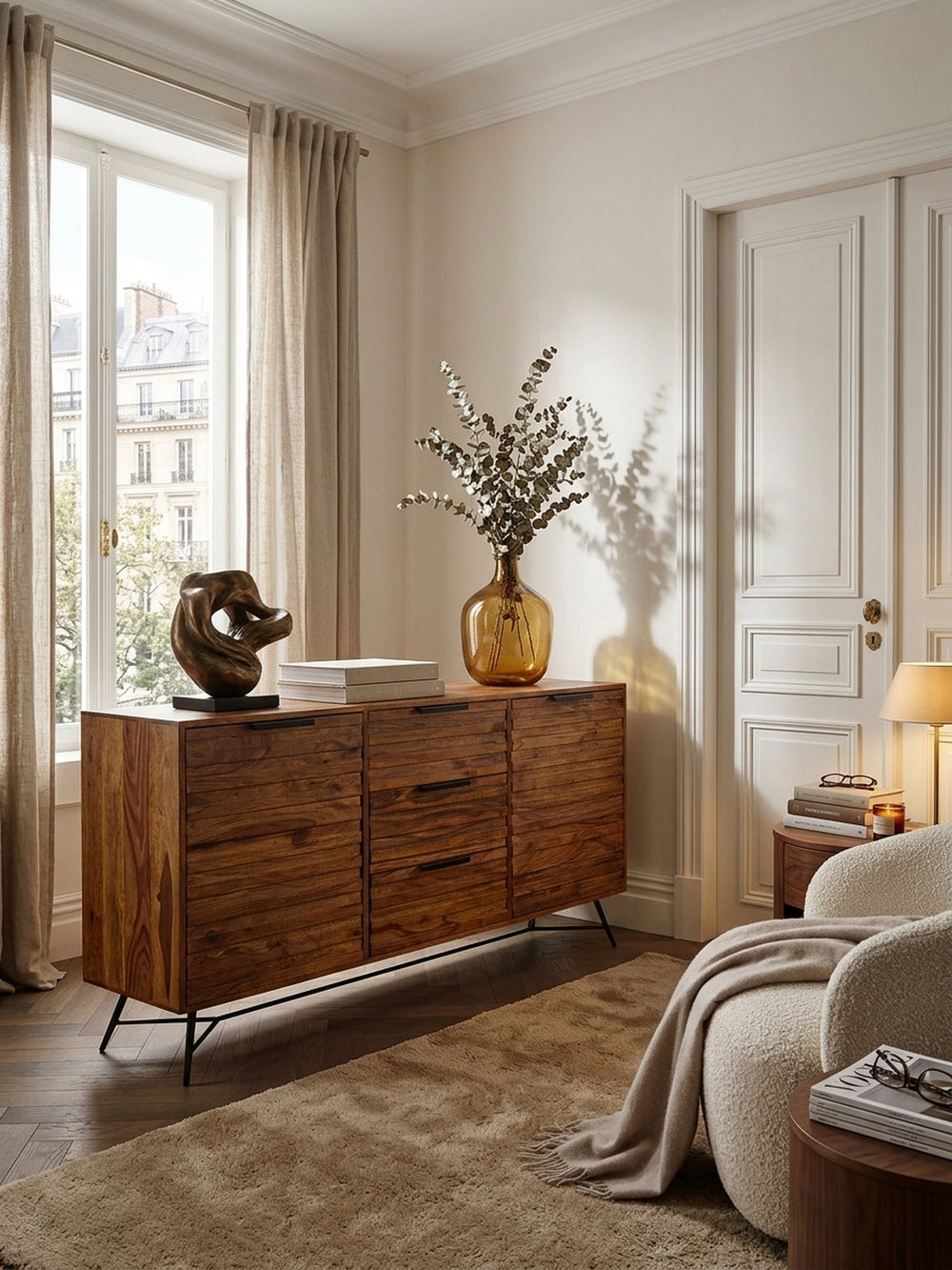 Draufsicht auf das geräumige Esszimmer Sideboard aus Sheesham Massivholz. Die 160x40cm große Deckplatte bietet reichlich Platz für großformatige Kunstbücher und skulpturale Glasobjekte._