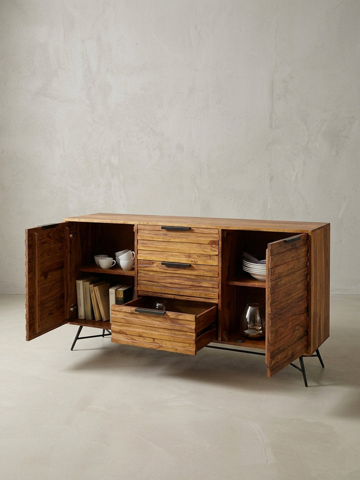 Versetzte Perspektive des 160cm breiten Wohnzimmer Schrankes. Die durchgehende horizontale Linienführung der gerillten Holztüren kaschiert elegant den großzügigen, geschlossenen Stauraum._